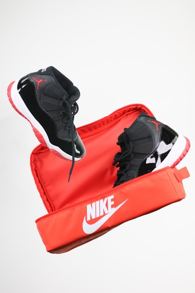 黑色和红色nike篮球鞋